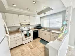 Ground-Floor Condo Walk to Beach