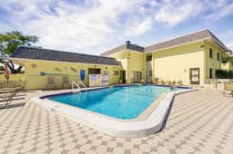 Ground-Floor Condo Walk to Beach - Image 2
