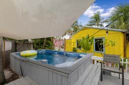 Beachfront Cottage Steps from Siesta Key - Image 5