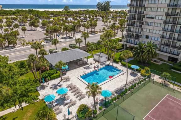 Stunning Lakehouse Condo in Sarasota - Image 1