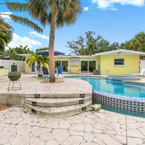 Spacious Family Home with Tiki Bar - Image 1