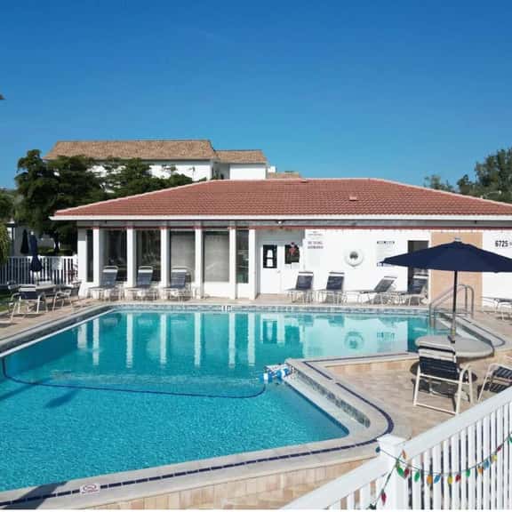 Updated 2-Bedroom Condo near Crescent Beach - Image 1