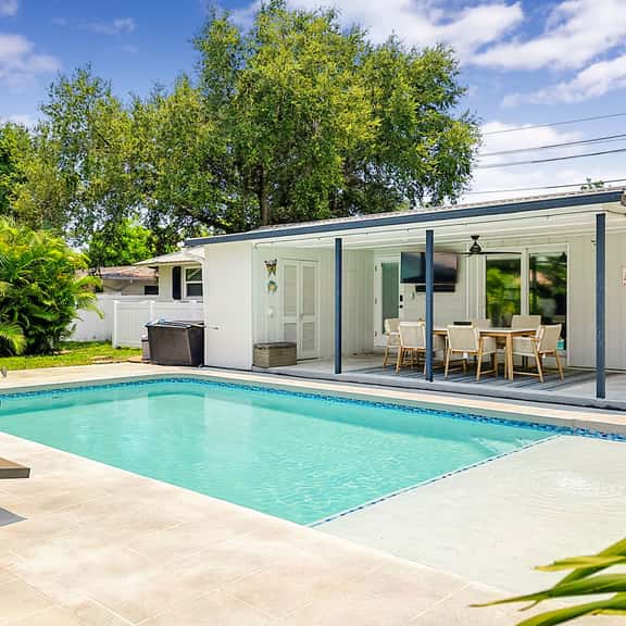 Luxurious 4-Bedroom Retreat near Siesta Key - Image 1