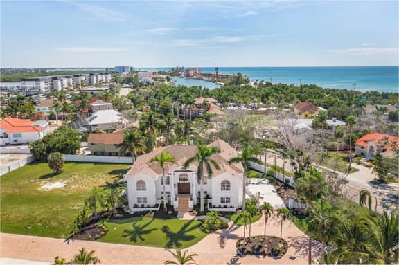 Luxury 6BR Retreat with Beach Access - Image 5