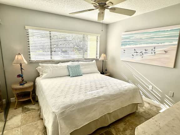 Ground-Floor Condo Walk to Beach