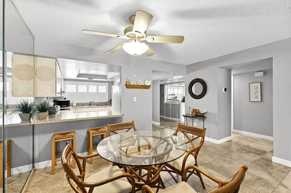 Ground-Floor Condo Walk to Beach - Image 4