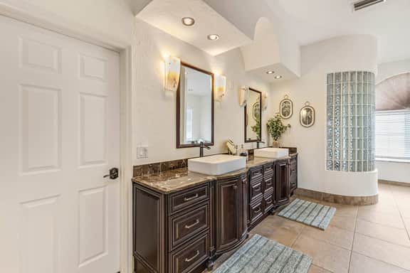 Luxury 6BR Retreat with Beach Access - Image 4