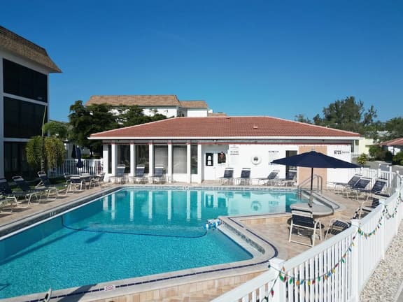 Updated 2-Bedroom Condo near Crescent Beach
