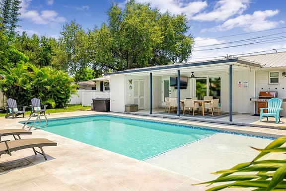 Luxurious 4-Bedroom Retreat near Siesta Key - Image 1