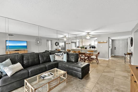 Ground-Floor Condo Walk to Beach - Image 1
