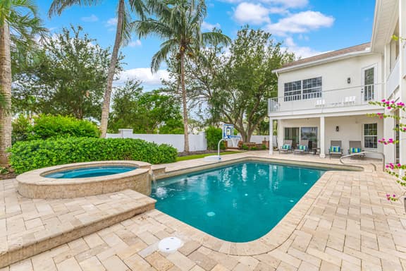 Luxury 6BR Retreat with Beach Access - Image 1